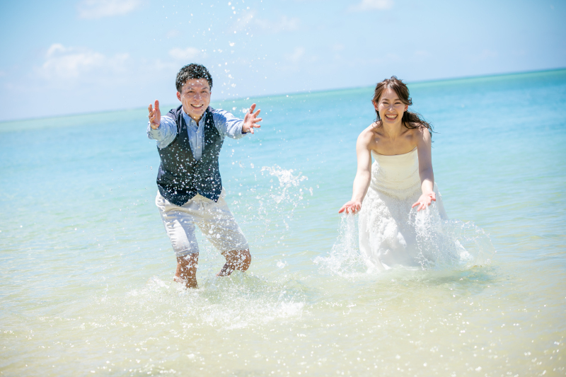 水をかけあって