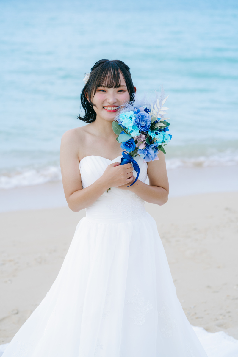 青い海を背にした花嫁のソロショット