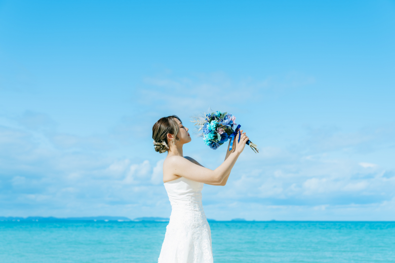 ブーケと海に溶け込む柔らかな微笑み