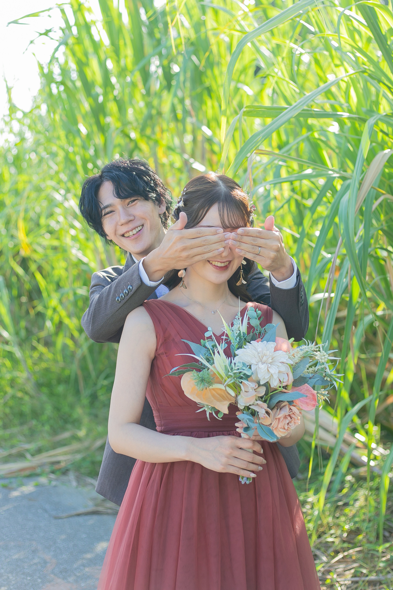 新郎様が新婦様を目隠しした可愛らしいショット♪