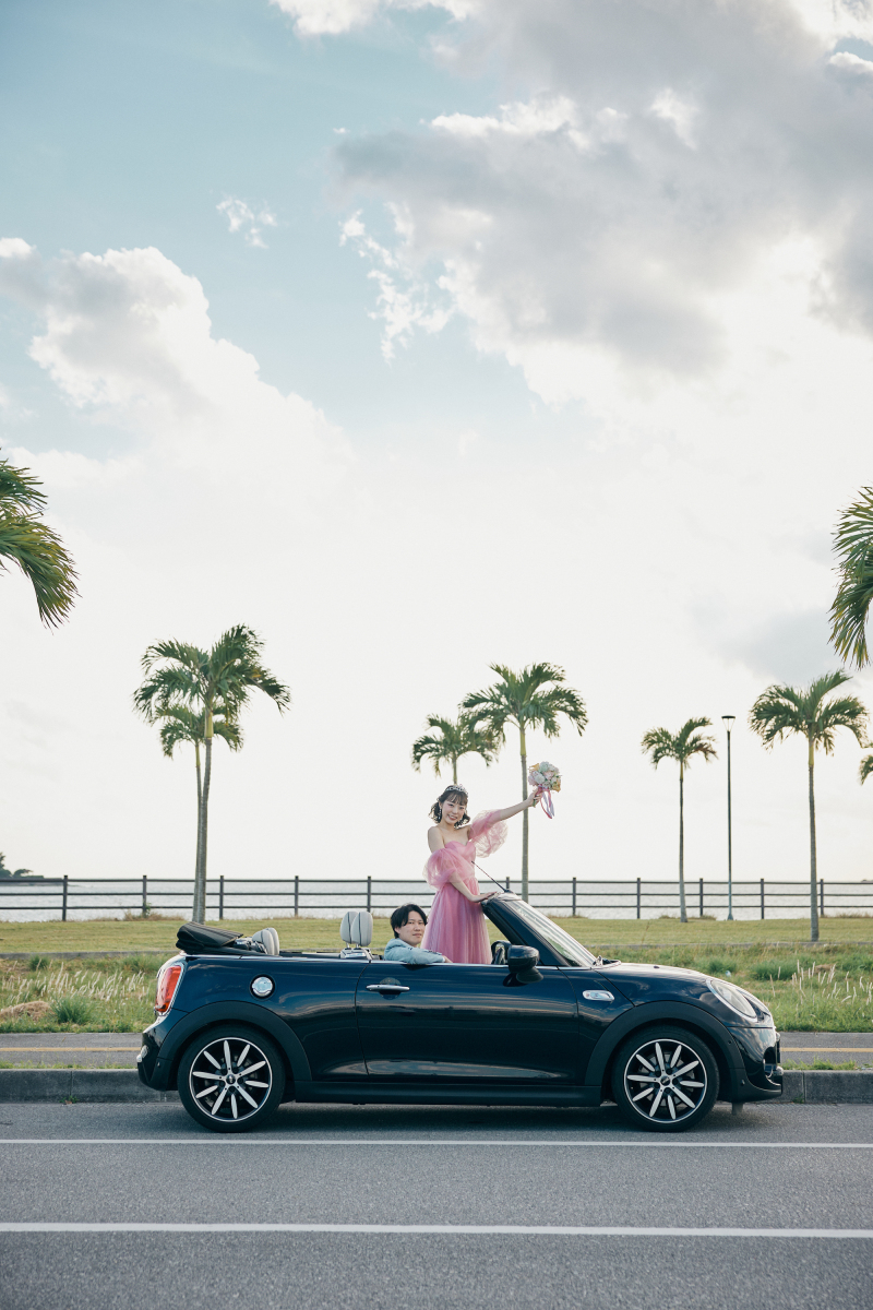 衣装を変えてリゾートらしいオープンカーで登場！