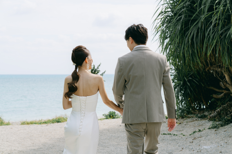 お支度が終わったおふたりが向かうのは美しい海！