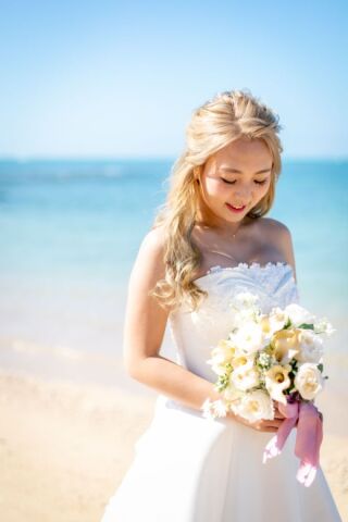 ブロンドが映える真っ青なビーチで