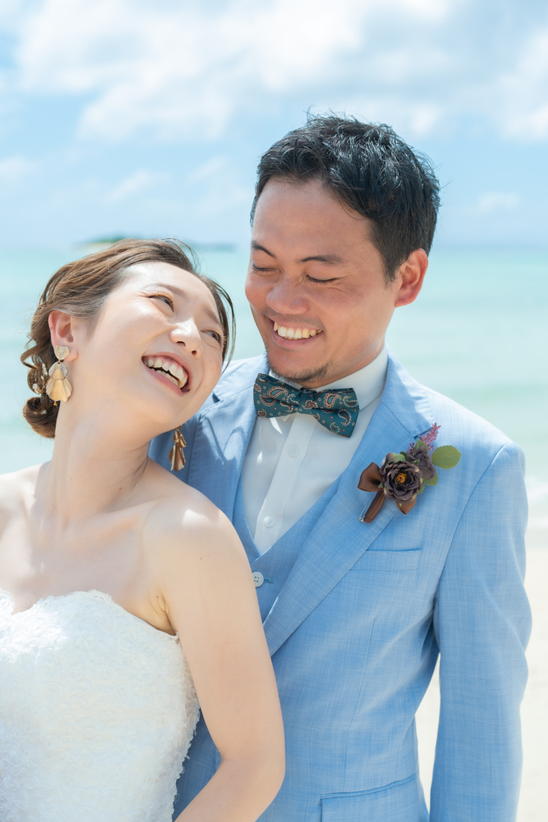 自然に笑い合う姿