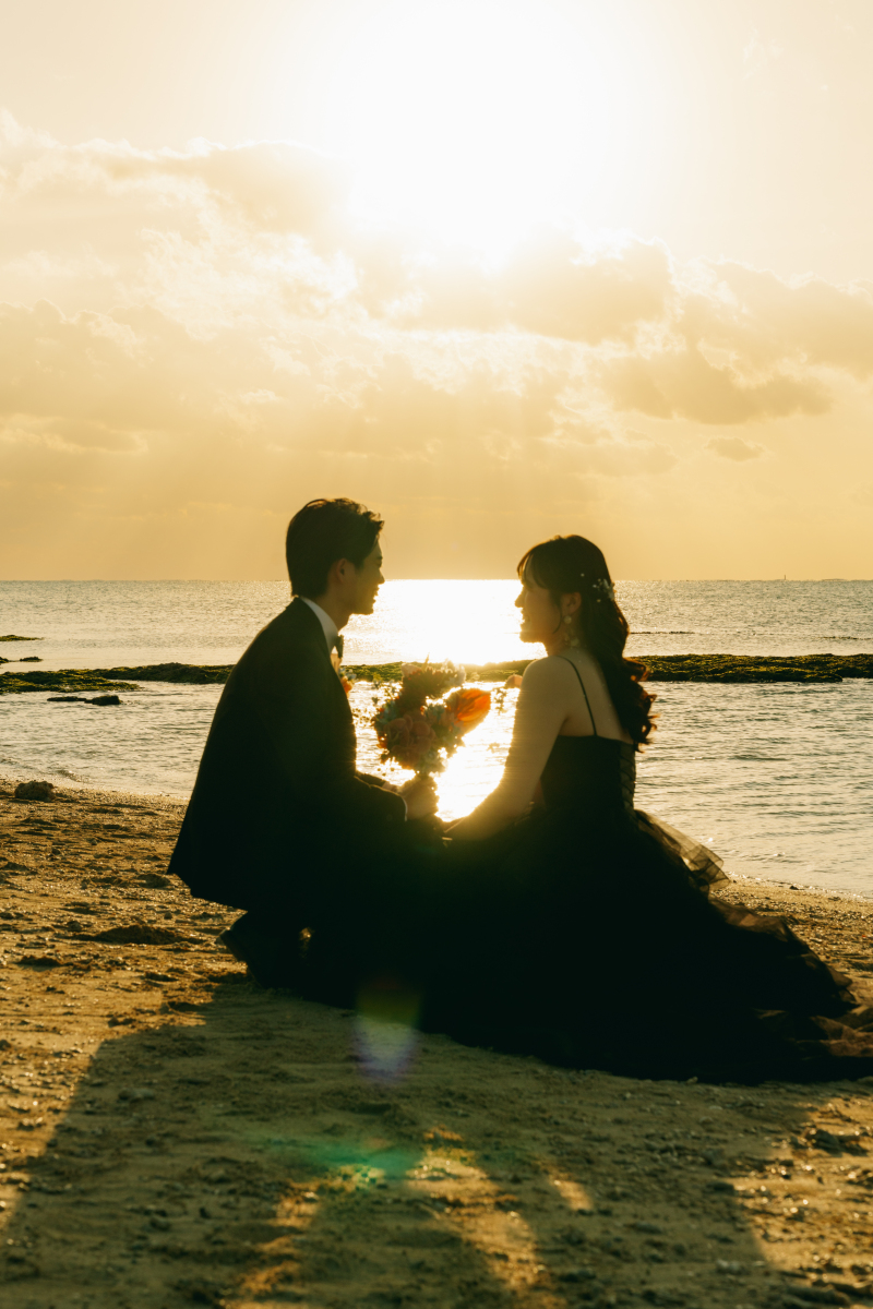 美しいオレンジに染まったビーチでふたりだけの時間