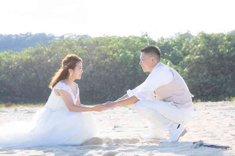 手を取り合って