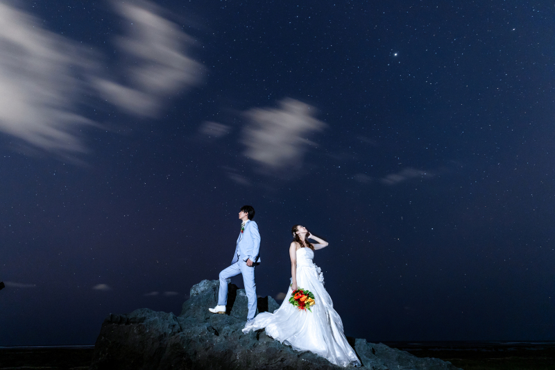 暗がりに聳え立って