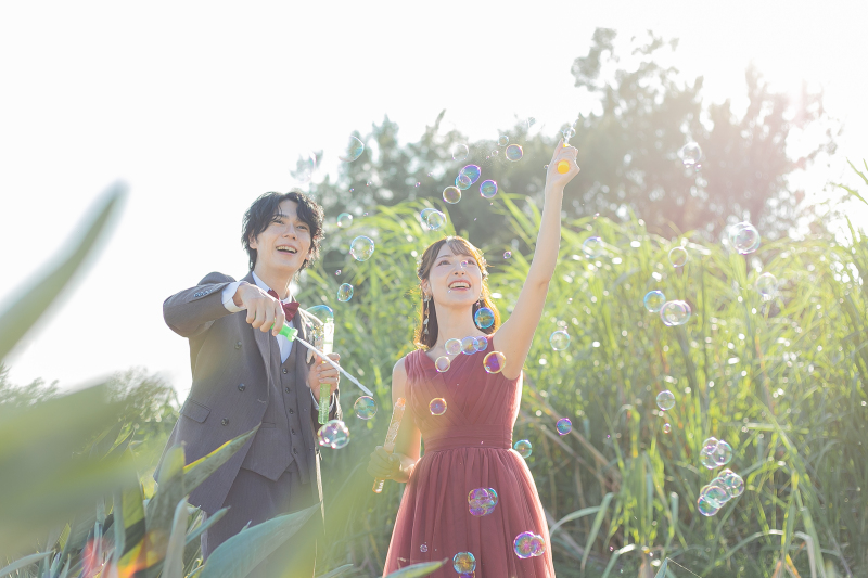 シャボン玉が太陽に照らされキラキラしたフォトに♩