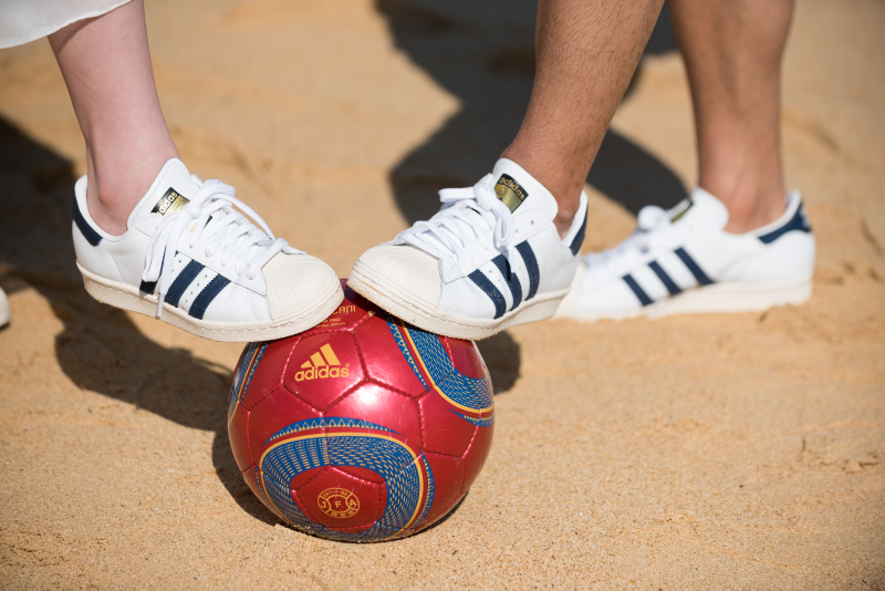 お揃いのスニーカーで