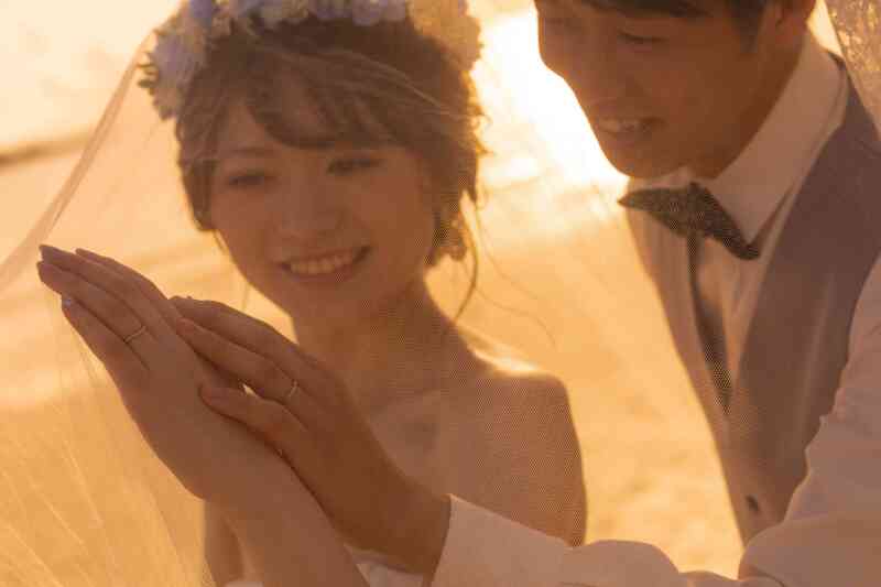 手と手を合わせて