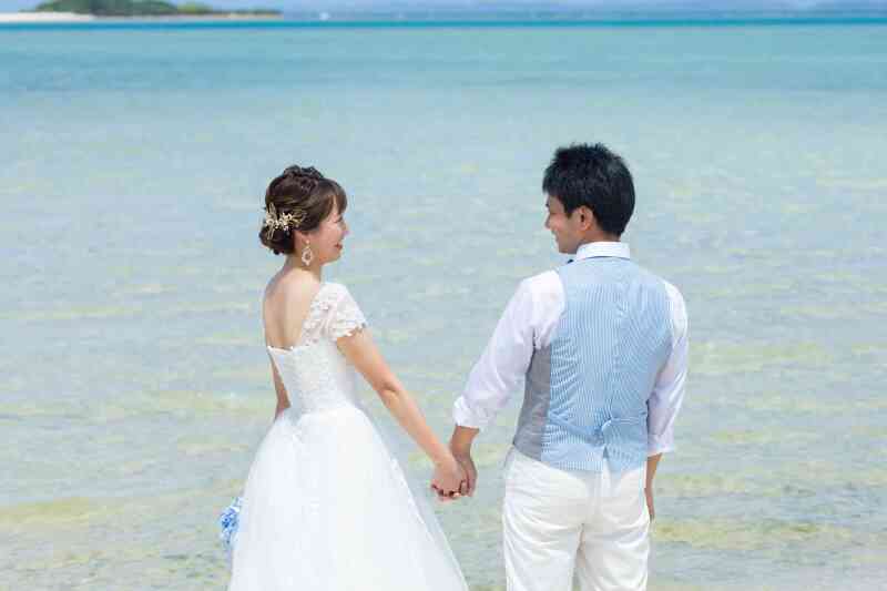 キラキラした海をバックに