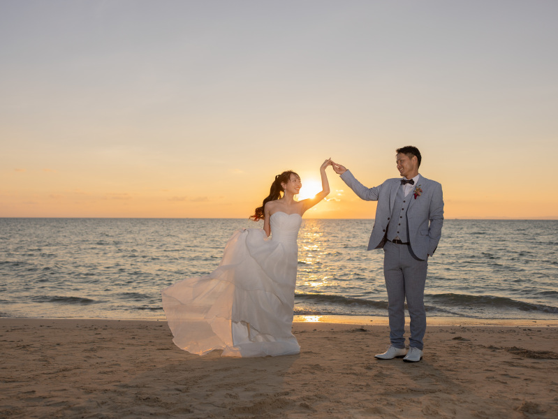 ご新婦様の手を取り、サンセットを背景にダンス♬