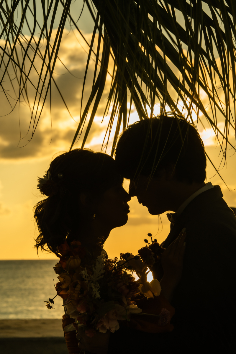 オレンジに染まるビーチでロマンチックな一枚を。