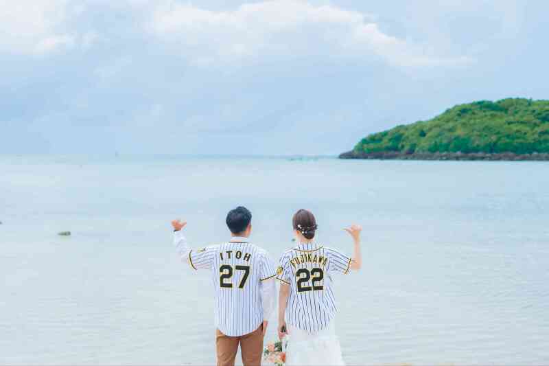 ビーチをバックに