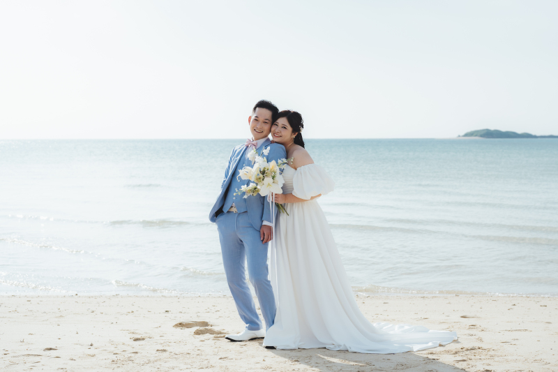 ご新郎様の肩にちょこんっとご新婦様が顔を乗せて♪