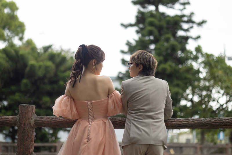 景色を眺めながら語らうおふたり。オフショットも◎