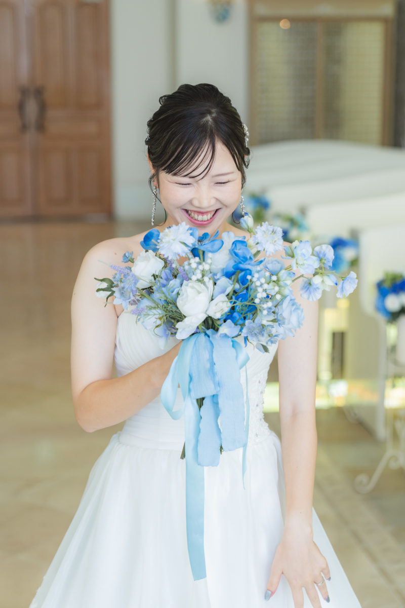 ソロショットに少し照れた様子で可愛らしいご新婦様