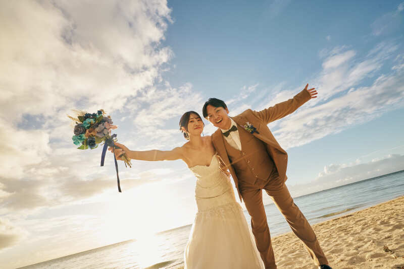 ラストカットは元気よく手をあげたポーズで!