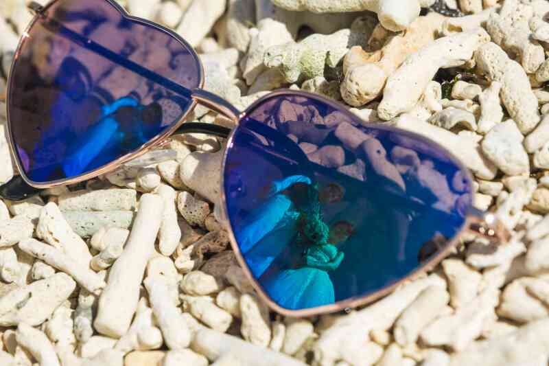 サングラス越しに