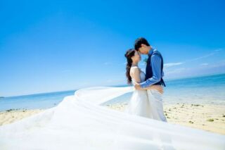 煌めく海と真っ青な空