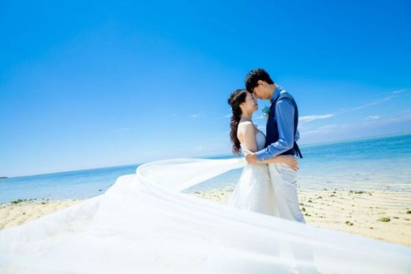 煌めく海と真っ青な空