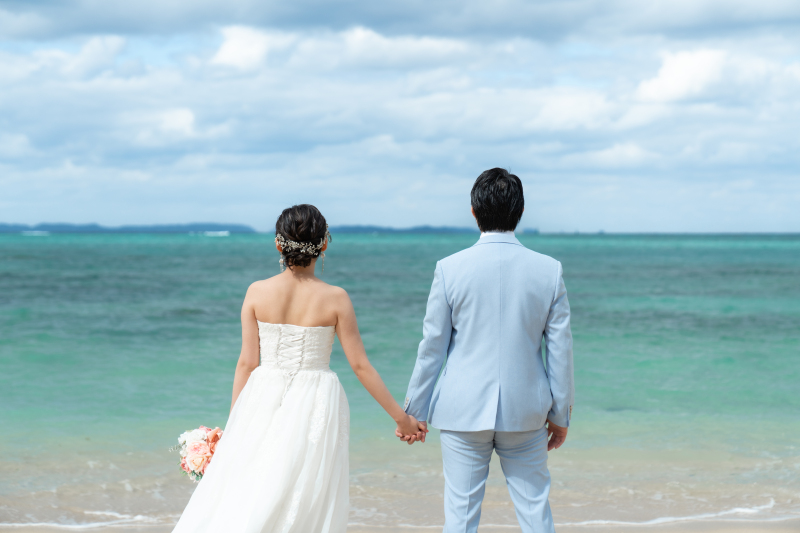 海を眺めるおふたり