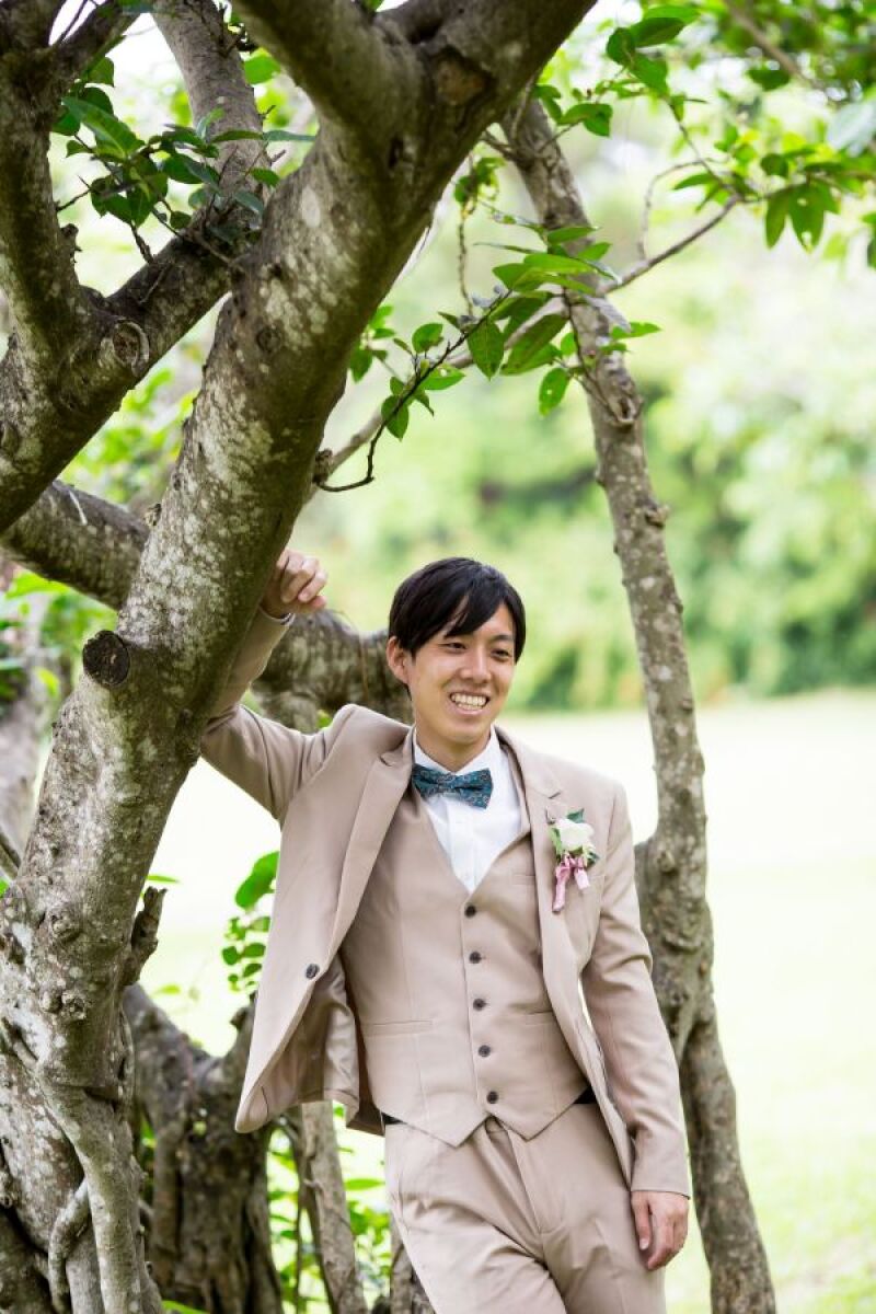 自然に馴染むスーツ姿