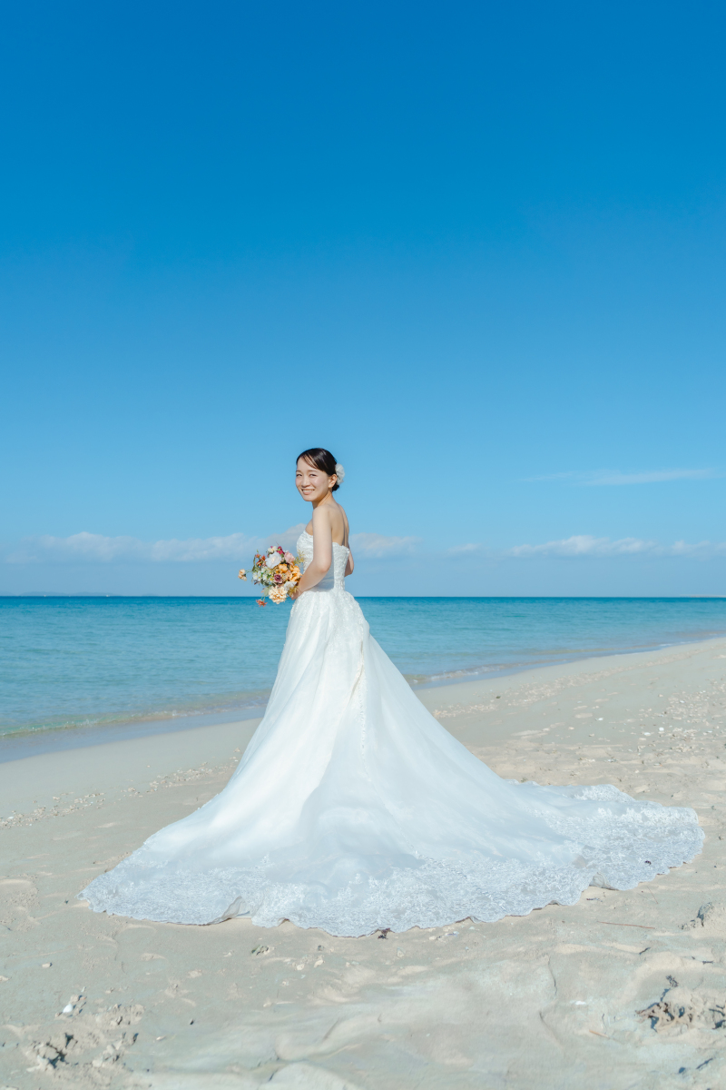 ドレスのトレーンを生かしたご新婦様ソロショット！