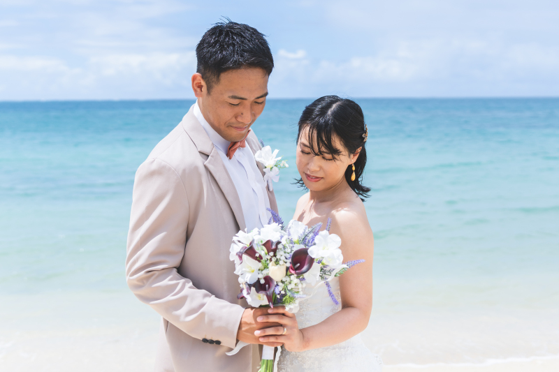 ブーケを見つめながら