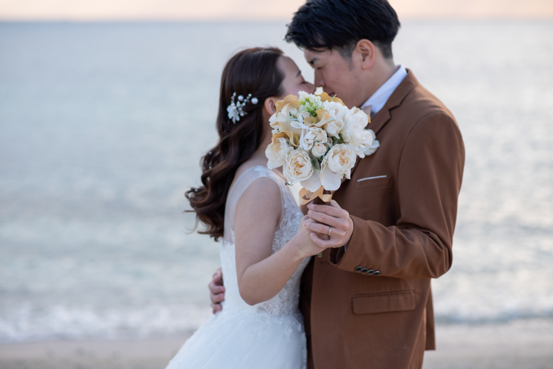 ブーケ隠しショットも可愛い♪