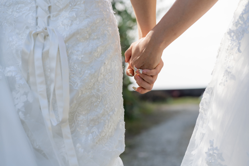 手をつなぐふたり