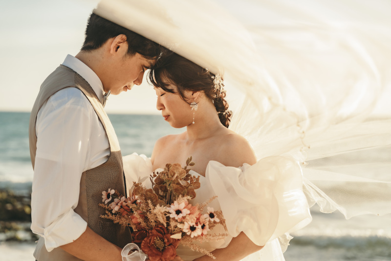 宮古島のサンセットタイムはとてもドラマティック♬幻想的な世界をそのまま写真にします!おふたりの表情や空気感を見逃さず、一枚一枚丁寧に。を心がけております。