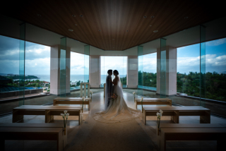 ◇◆チャペルフォト◆◇ 沖縄だからこそのロケーションの魅力とおふたりが作り出す特別な空気感を未来に残る『カタチ』に。おふたりの視線の角度や指の角度等、細部までとことんこだわり撮影をさせていただきます！