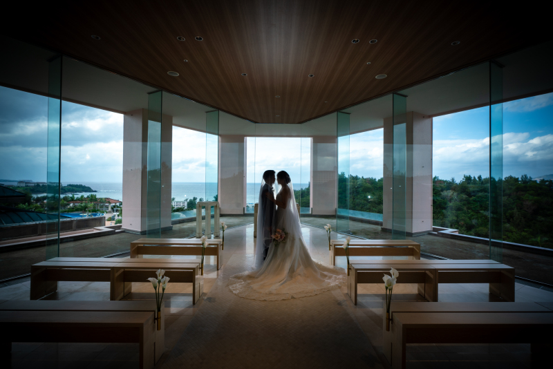 ◇◆チャペルフォト◆◇ 沖縄だからこそのロケーションの魅力とおふたりが作り出す特別な空気感を未来に残る『カタチ』に。おふたりの視線の角度や指の角度等、細部までとことんこだわり撮影をさせていただきます！