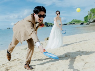 ◇◆ビーチ◆◇ 遊び心のある撮影も◎ポーズをとって撮影するのはもちろんですが、動きのある写真も素敵です。ビーチを楽しむおふたりの自然と溢れる笑顔をカメラに収め、見た人全員が幸せになれる写真を叶えます