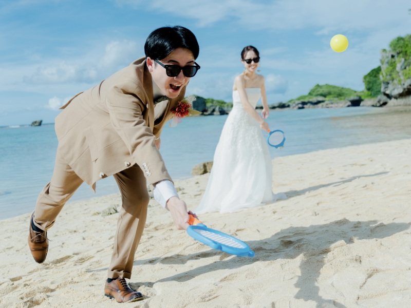 ◇◆ビーチ◆◇ 遊び心のある撮影も◎ポーズをとって撮影するのはもちろんですが、動きのある写真も素敵です。ビーチを楽しむおふたりの自然と溢れる笑顔をカメラに収め、見た人全員が幸せになれる写真を叶えます