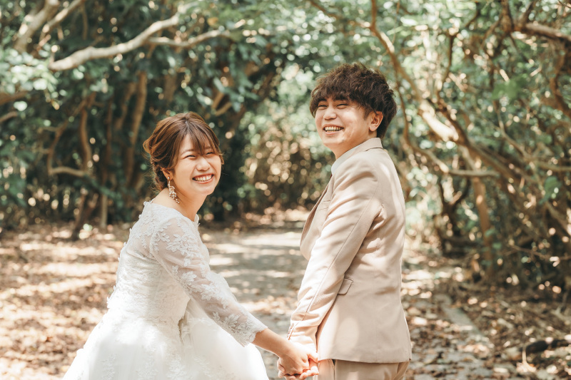 自然に溢れたご新婦様の笑顔がとっても素敵です!透明感のある写真や笑顔にあふれた写真が得意です!撮影中おふたりは、宮古島を全力で楽しんでいてください!あっという間に撮影が終わります♬
