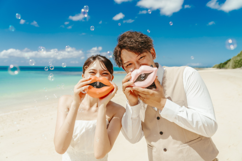 ◇◆ビーチフォト◆◇ キラキラとおふたりを祝福しているかのようなショット。撮影を楽しむおふたりの楽しそうな声が聞こえてきそう!これまでの経験を活かして「今、ここ!」の瞬間を見逃さず撮影します。