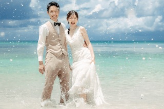 ◇◆ビーチフォト&times;ウォーターイン◆◇ 透明度の高い沖縄の海を生かした『ウォーターイン撮影』躍動感のある水しぶきがキラキラと輝き、幻想的なショットに。一瞬の出来事を見逃さず、大切に撮影しています。