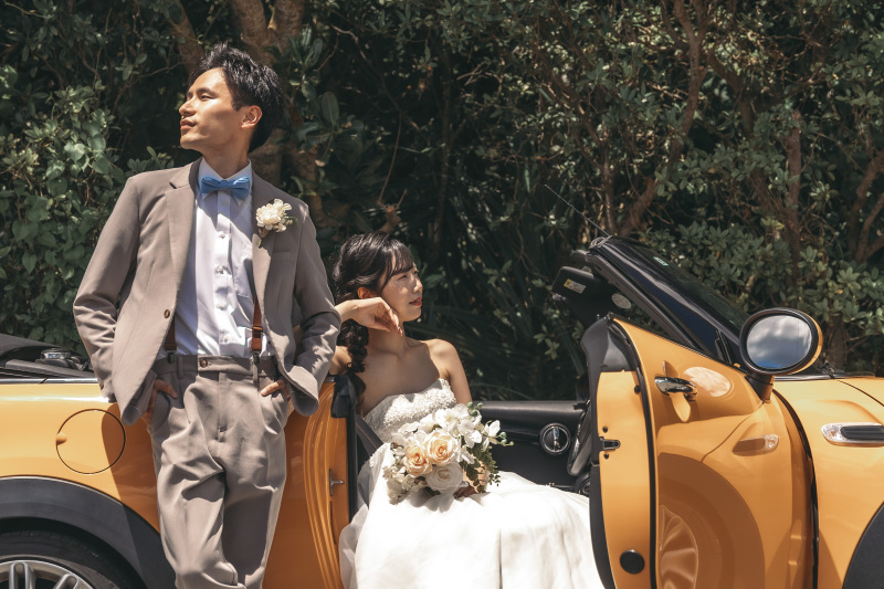 ◇◆グリーン&times;オープンカー◆◇ 沖縄ならではの深緑にオレンジ色のオープンカーが映えるフォト。オープンカーによりリゾートフォトウェディングらしさが加わり、ドラマのワンシーンのような仕上がりに！