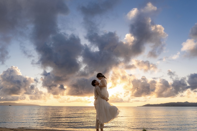 ◇◆ビーチサンセットフォト◆◇ オレンジの光が青い空と海に交わりグラデーションに見え、神秘的な世界に。雲の隙間から差す光がおふたりを照らすスポットライトのよう。おふたりの雰囲気を大切に撮影いたします。