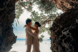 ◇◆ビーチフォト&times;岩◆◇ 自然が作り出した写真映えスポットを見逃さず、その日その場所だからこそ撮れる特別な一枚を叶えます。おふたりは沖縄の美しい景色や自然を楽しみながら素敵な時間をお過ごしください。
