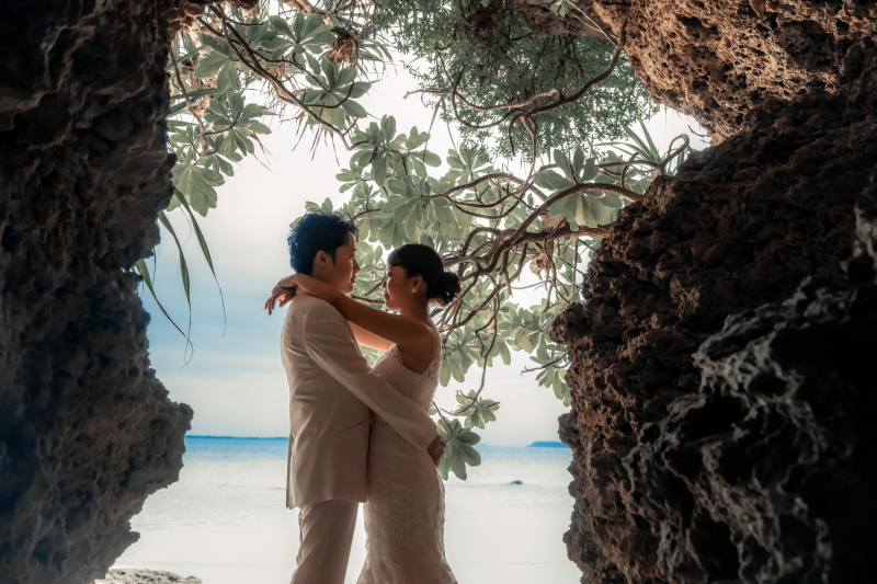 ◇◆ビーチフォト×岩◆◇ 自然が作り出した写真映えスポットを見逃さず、その日その場所だからこそ撮れる特別な一枚を叶えます。おふたりは沖縄の美しい景色や自然を楽しみながら素敵な時間をお過ごしください。