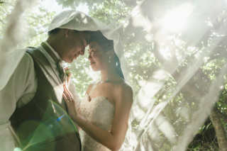 ◇◆グリーンスポット◆◇ 木漏れ日とベールが作り出す幻想的な光の演出。おふたり特有の雰囲気と混ざり合う優しい光が美しく、特別な一枚に。おふたりにとって大切な1日を、『カタチ』にして未来に届けます。