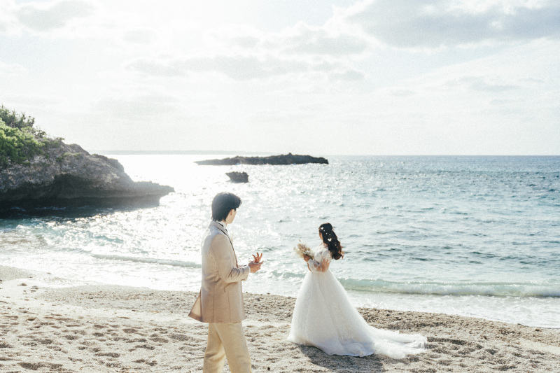 沖縄のビーチは何よりも美しく、魅力的に映ります。いつもより特別感をプラスしながら、おふたりらしい空気感と共に撮影を進めていきます。おふたりにとって大切な1日を、お手伝いさせていただけることが嬉しいです