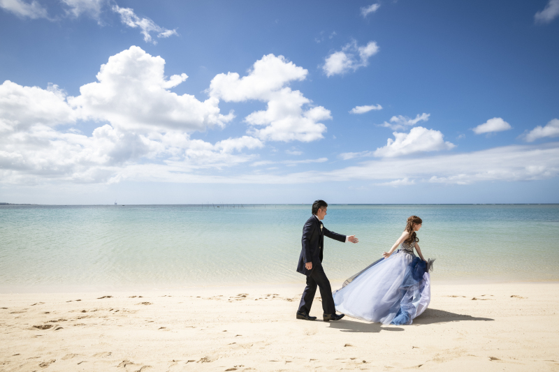 ふたりで波打ち際を歩く、ただそれだけで幸せです♡