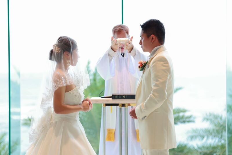 祭壇では手を取り合って、指輪交換の直前シーン★*