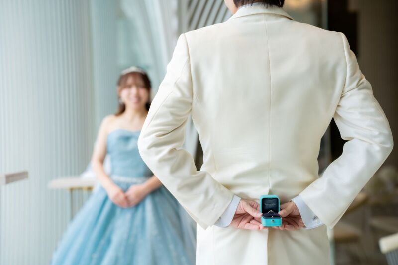 そっと想いを込めて…指輪を贈る瞬間