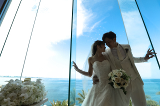 輝くチャペルと海と