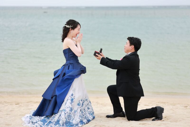 青い海と白い砂浜で永遠の誓いを交わす2人の記念日